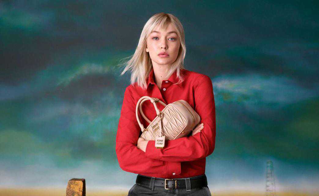 Gigi Hadid a fait ses débuts avec un long carré platine et une frange droite