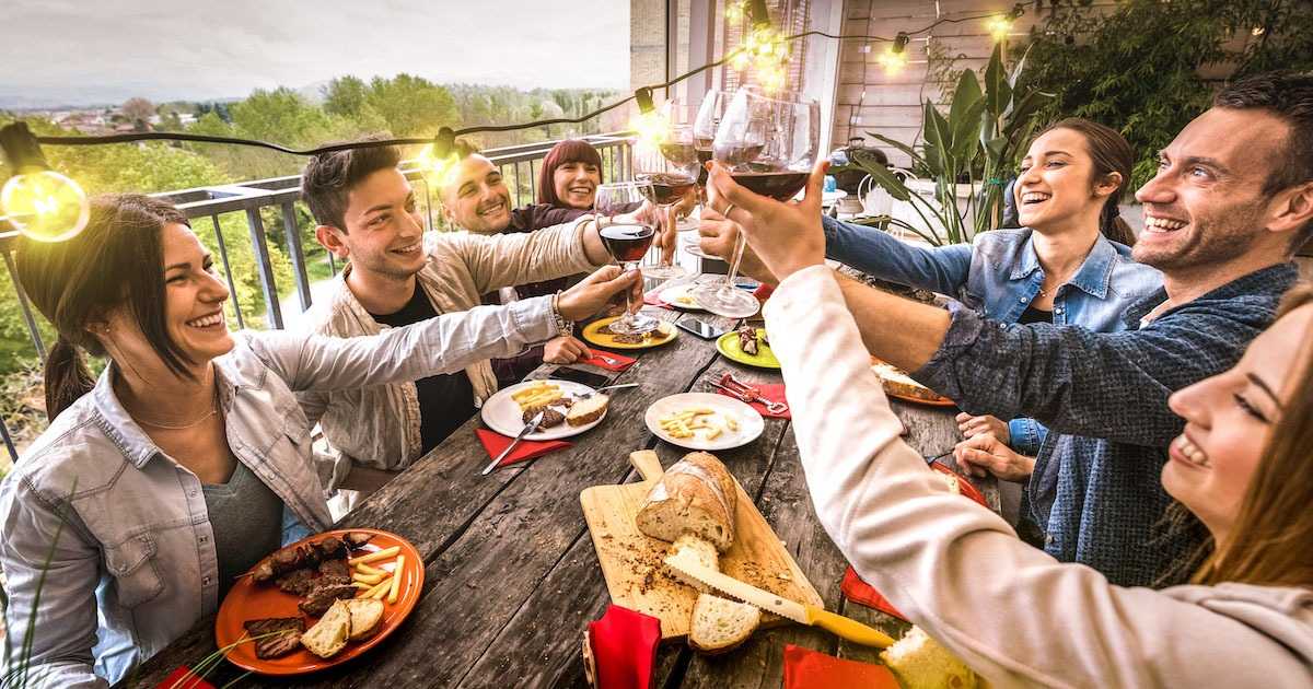 Maîtriser l’art du chic décontracté : conseils pour choisir la tenue parfaite pour un événement décontracté