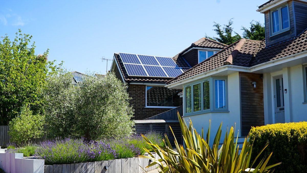 Mon Kit Solaire : le pionnier français du kit solaire prêt à poser pour une autoconsommation maîtrisée