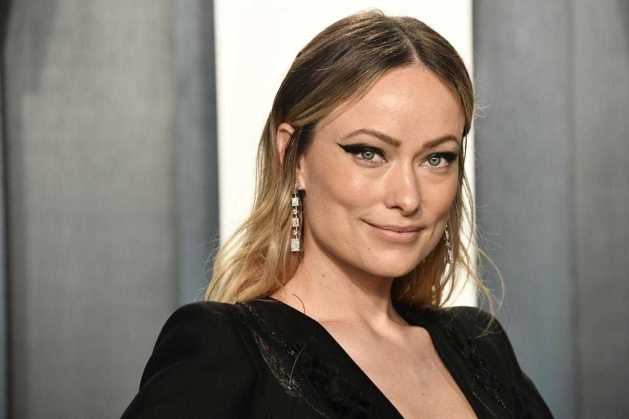 Olivia Wilde portait l’uniforme d’été le plus simple pour correspondre à sa frange de fille française